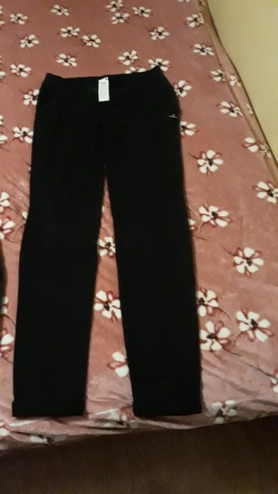 Vând set de pantaloni ,stare foarte bună,10 lei buc. Tot setul 60 lei.