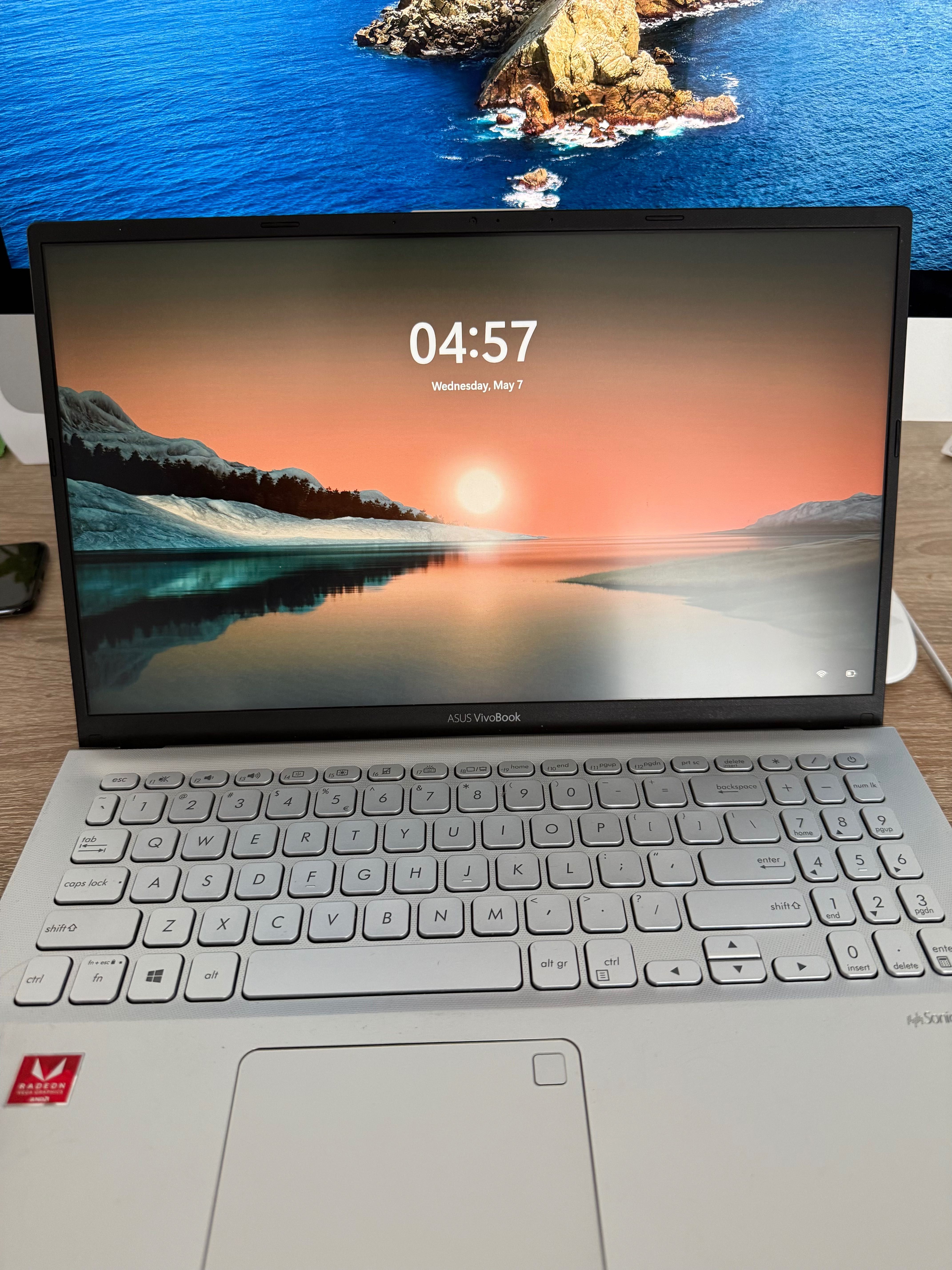 Laptop Asus vivobook 15", 512 GB ssd, ryzen 5, 8 GB ram, stare buna.