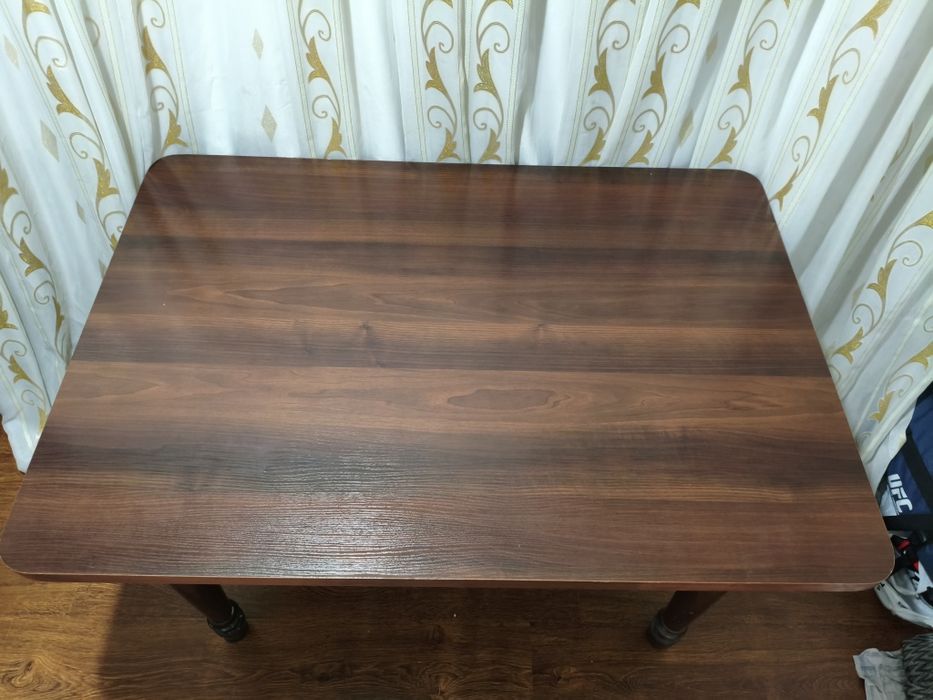 Стол обеденный в хорошем состоянии