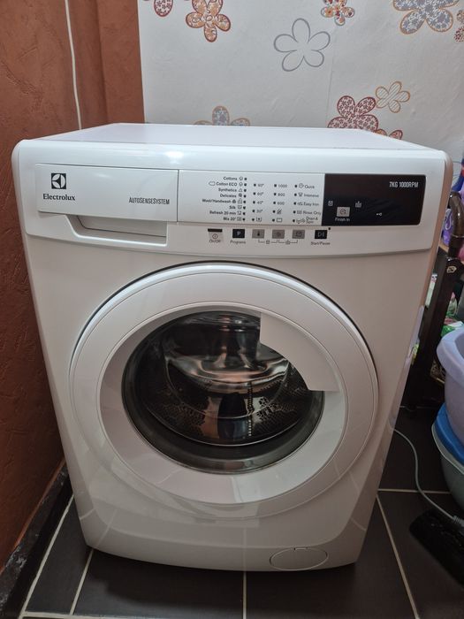 Пералня Electrolux EWF1074BW