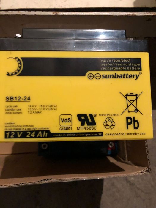 Vand baterii (acumulatori ) 12V 24ah,panouri solare