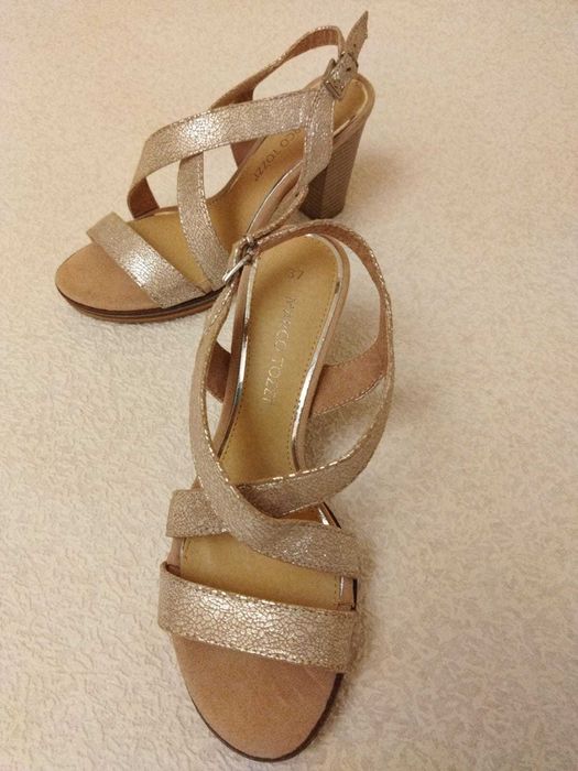 Босоножки новые, из текстиля, размер 37. Цвет бежевый с серебром.