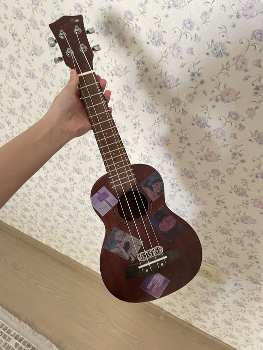 Б/У укулеле————-