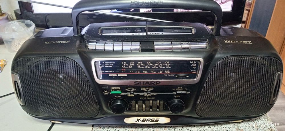 Магнитофон SHARP.