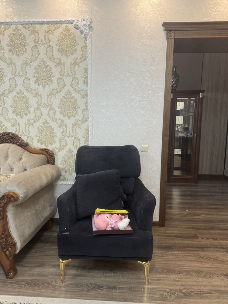 Продам диван с 2 креслами