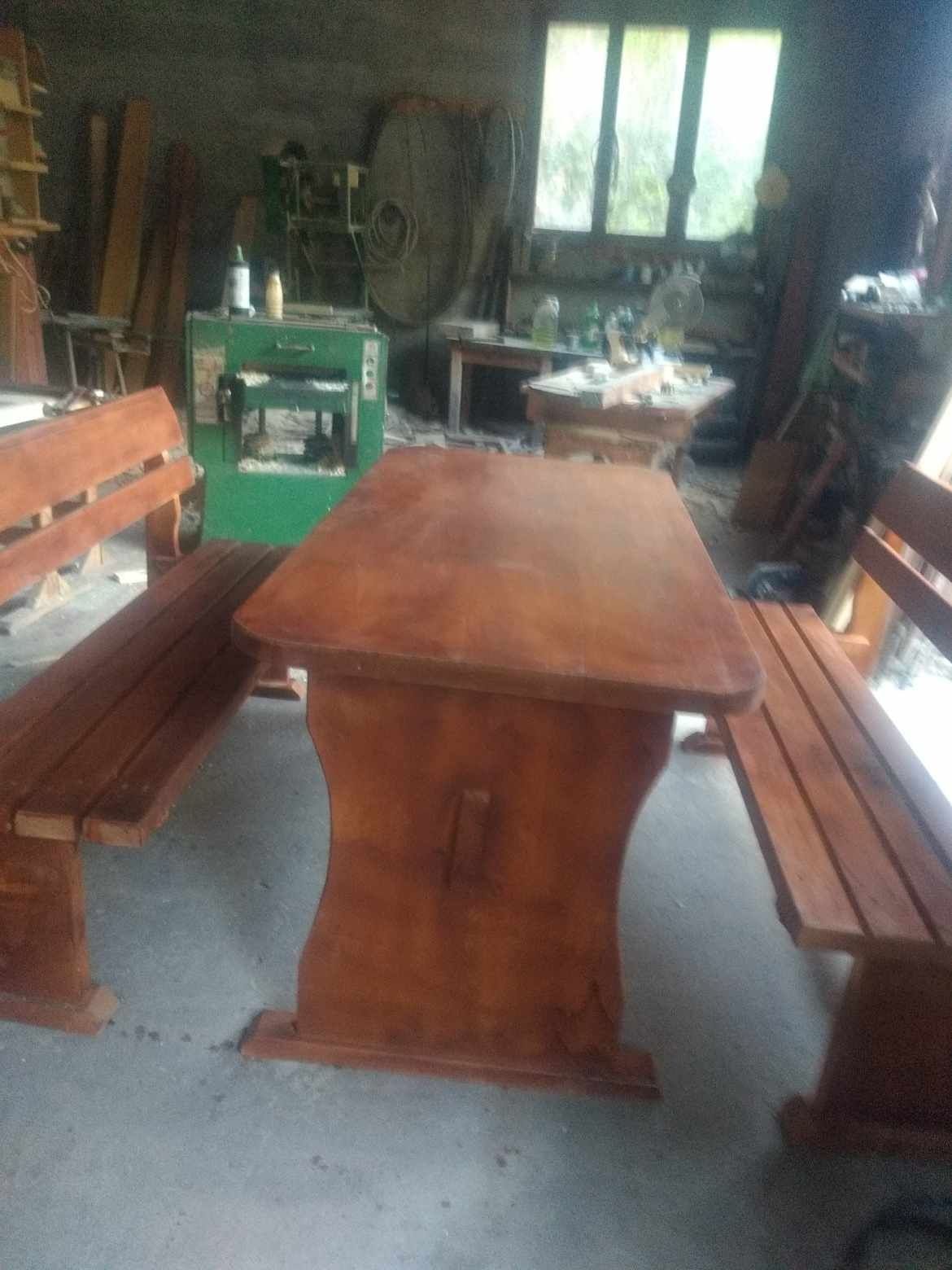 Дървени пейки с маса