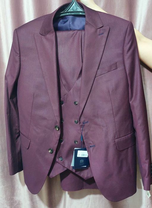 Костюм тройка новый