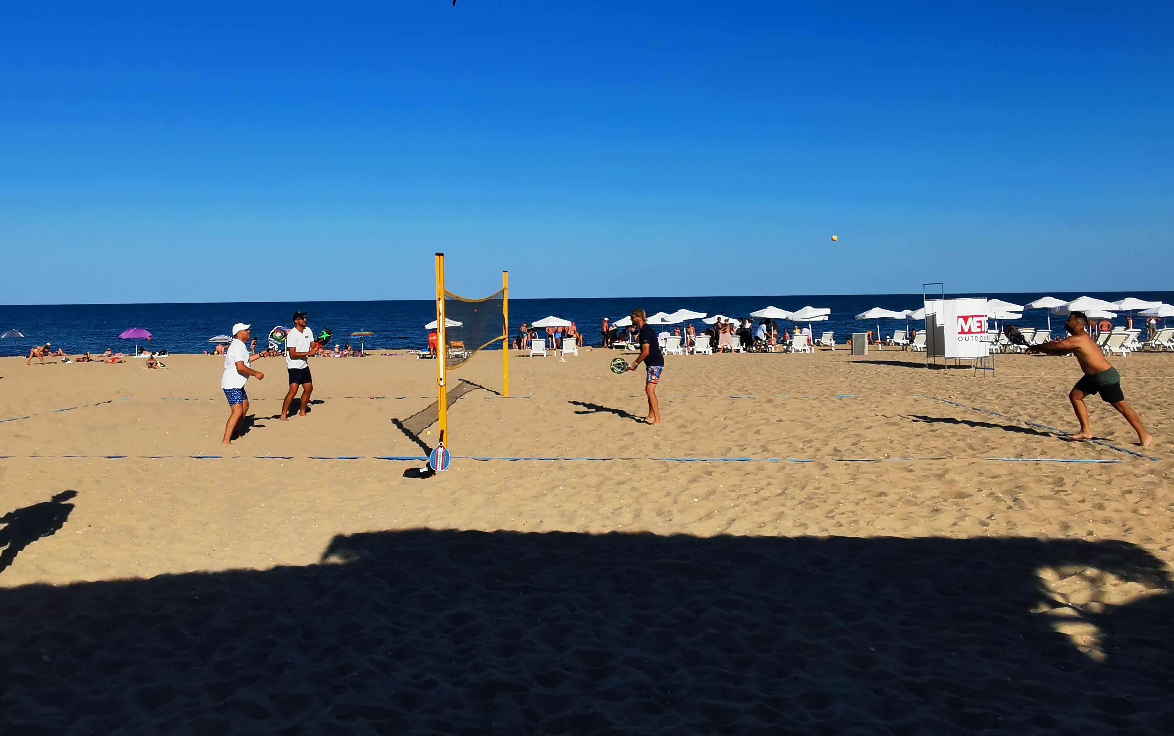 Игрище за плажен волейбол и тенис