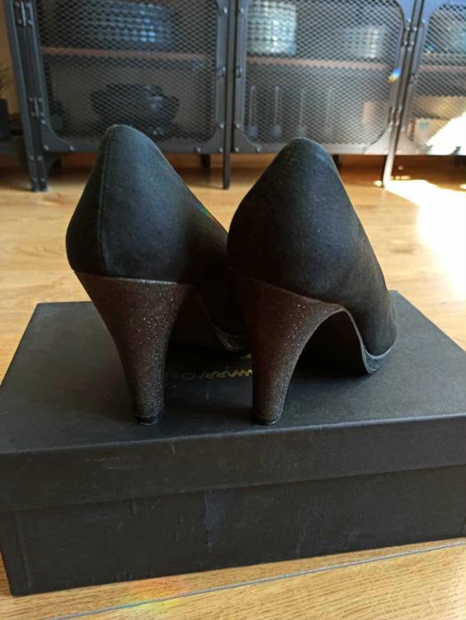 Дамски маркови обувки от велур