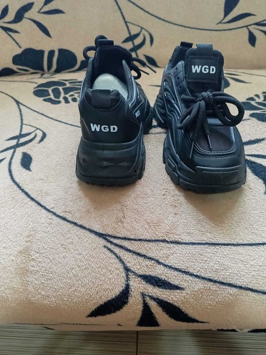 Adidași noi mărime 39