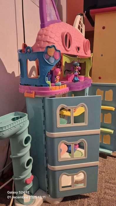 Casa de păpuși Gabby s Dolhouse cu etaj superior de petrecere