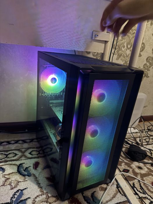 Игровой компьютер с монитором и периферией