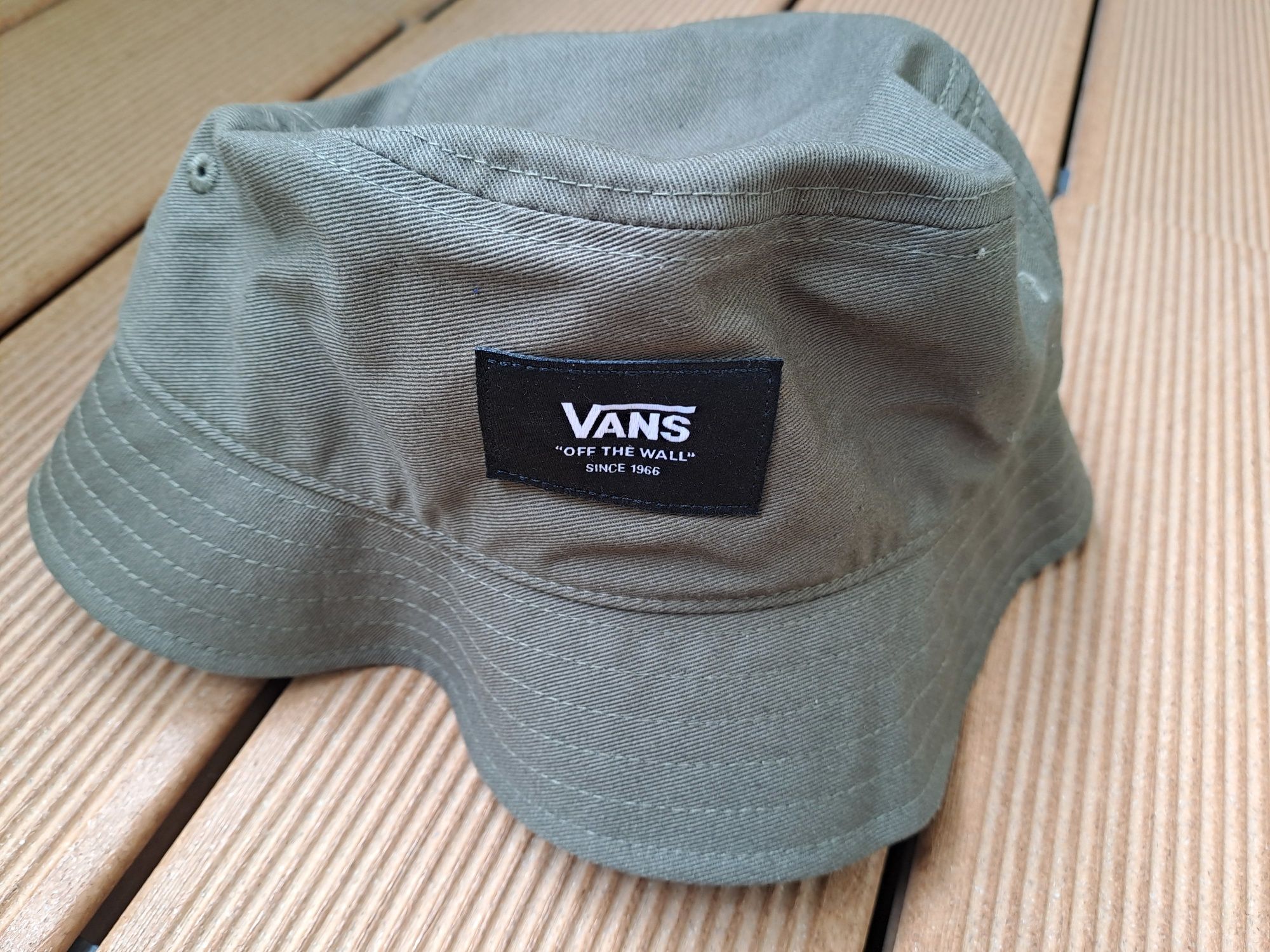 Шапка в зелено Vans