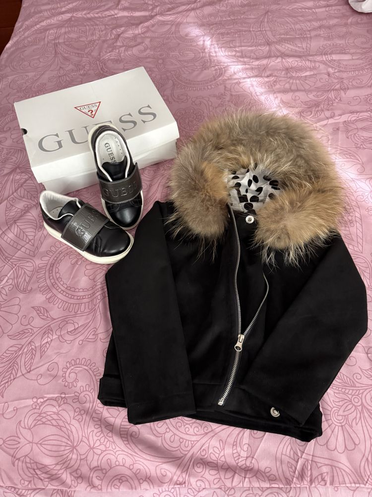 Сет сникърси Guess и якенце с естествен пух 6-7г.