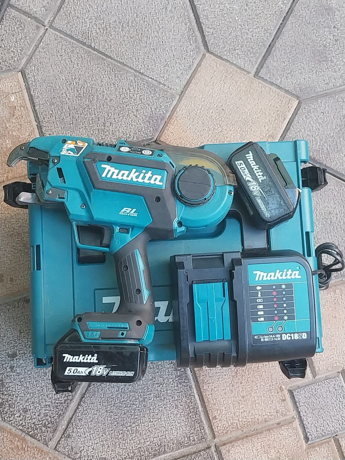 Pistol de legat fier beton  MAKITA DTR 180 ca nou