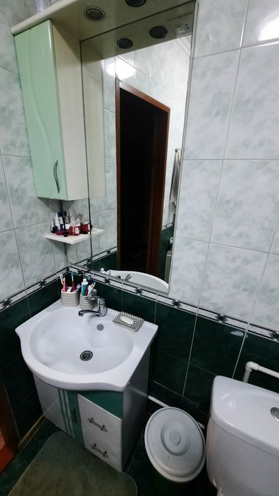 Продаётся унитаз, раковина с тумбчкой,зеркало с пеналом.