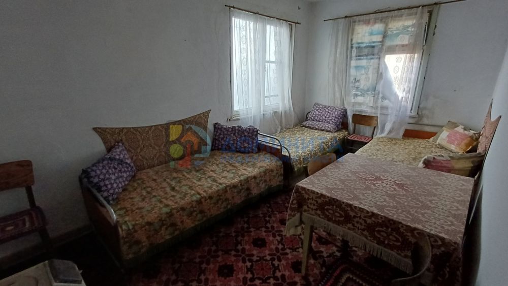 Здрава къща, с голям двор в с. Велика!