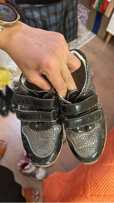 Отдам обувь на девочку.