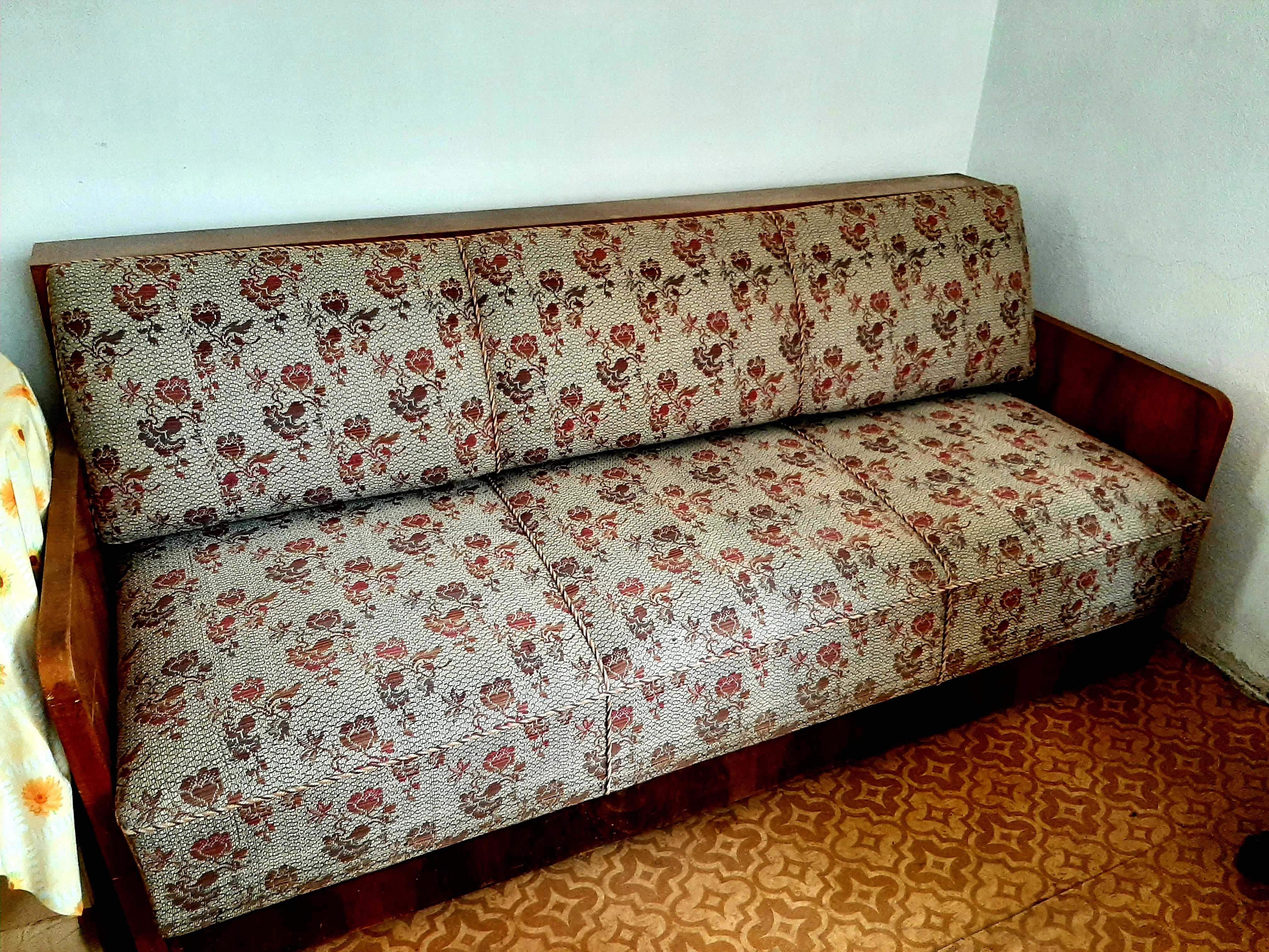 Масивен дървен диван