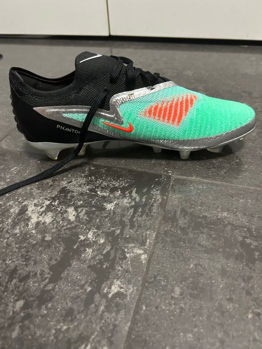 vând ghete de fotbal