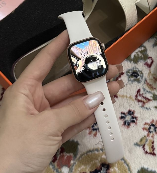 Apple Watch Series 10 S/M 42 мм золотистый белый цвет