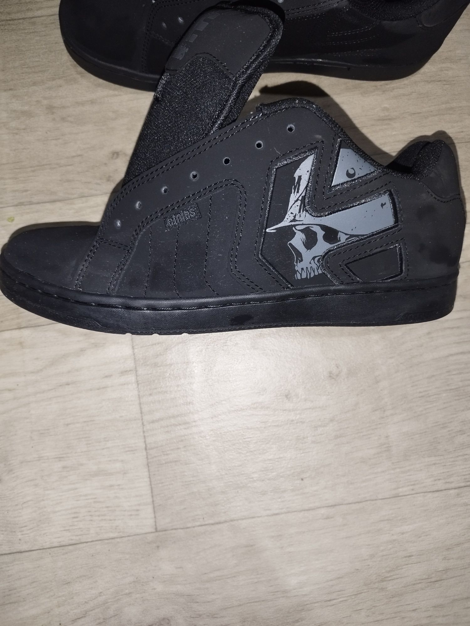 Продавам маратонки Etnies.