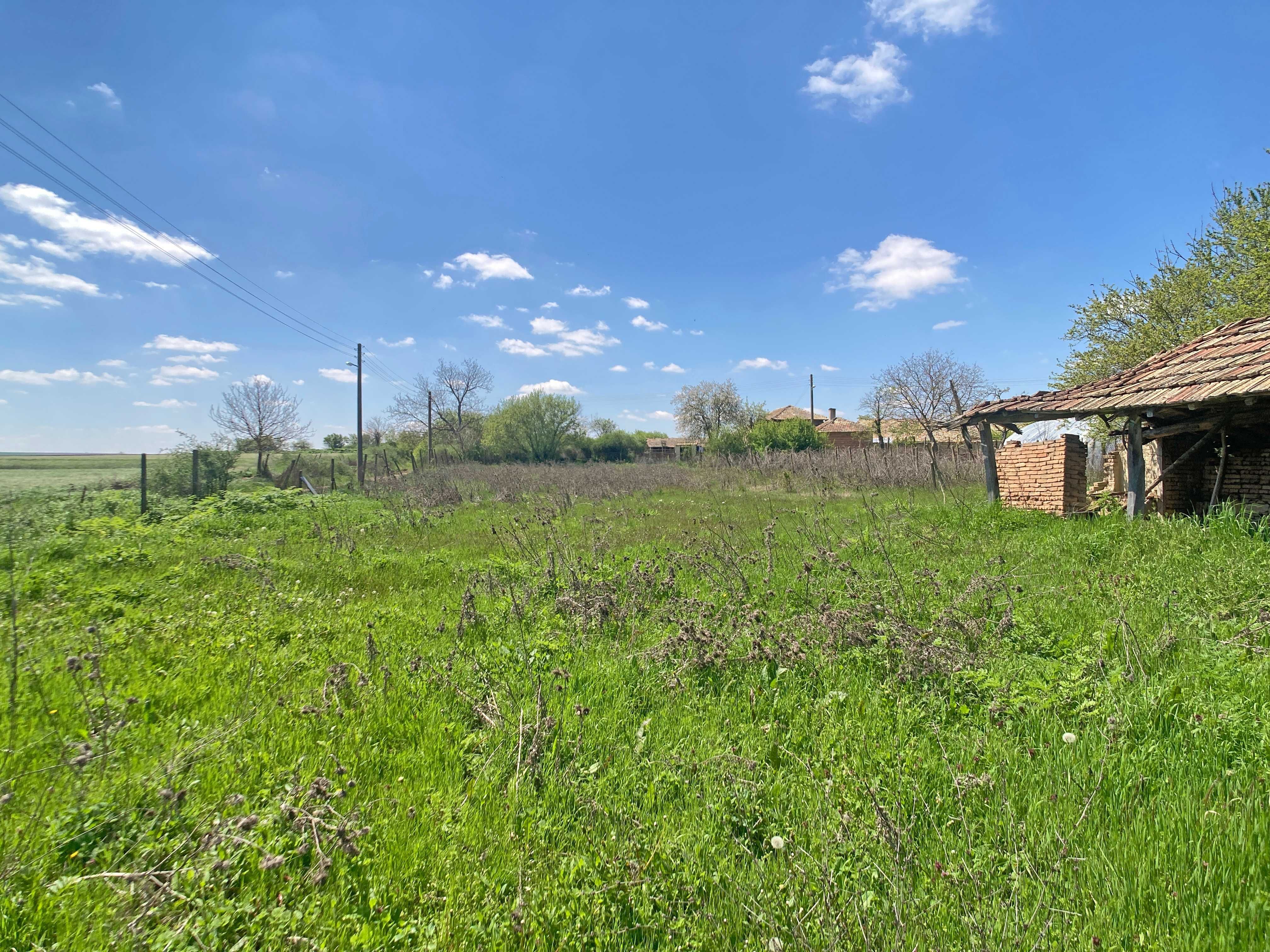 Продава се тухлена къща с двор 870 кв.м. и КЛАДЕНЕЦ в с. Изворник.