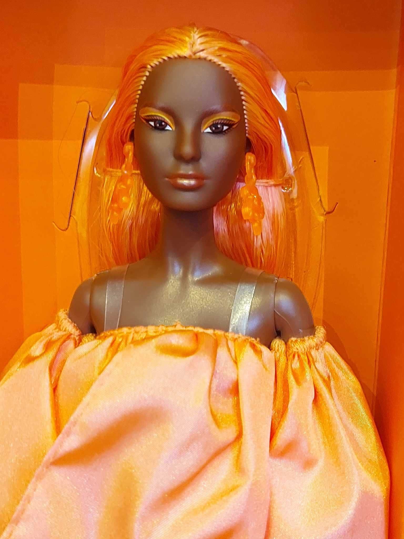 Papusa Barbie Chromatic Couture Orange Ed. limitata, de Conventie