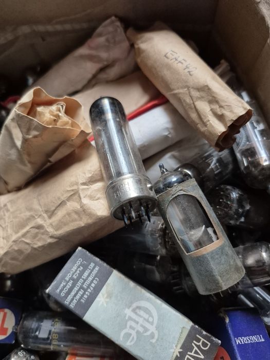 Vând Lot 150-200 Lampi,pentru radio din anii 1940-1970 o cutie full