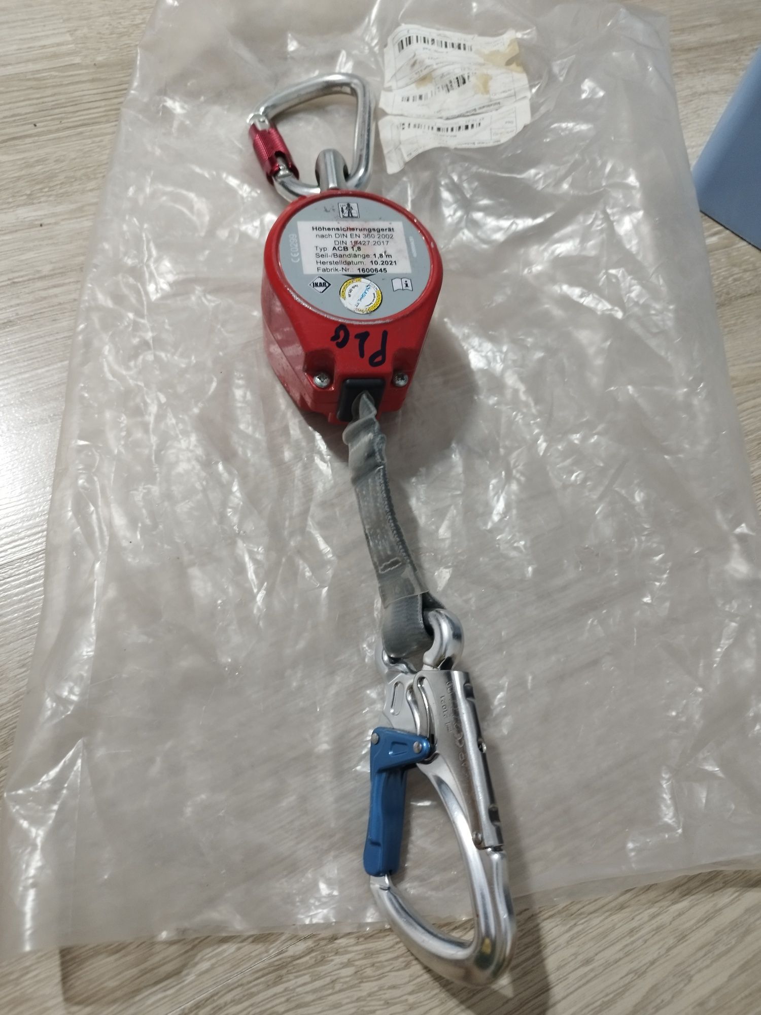 self retracting ikar