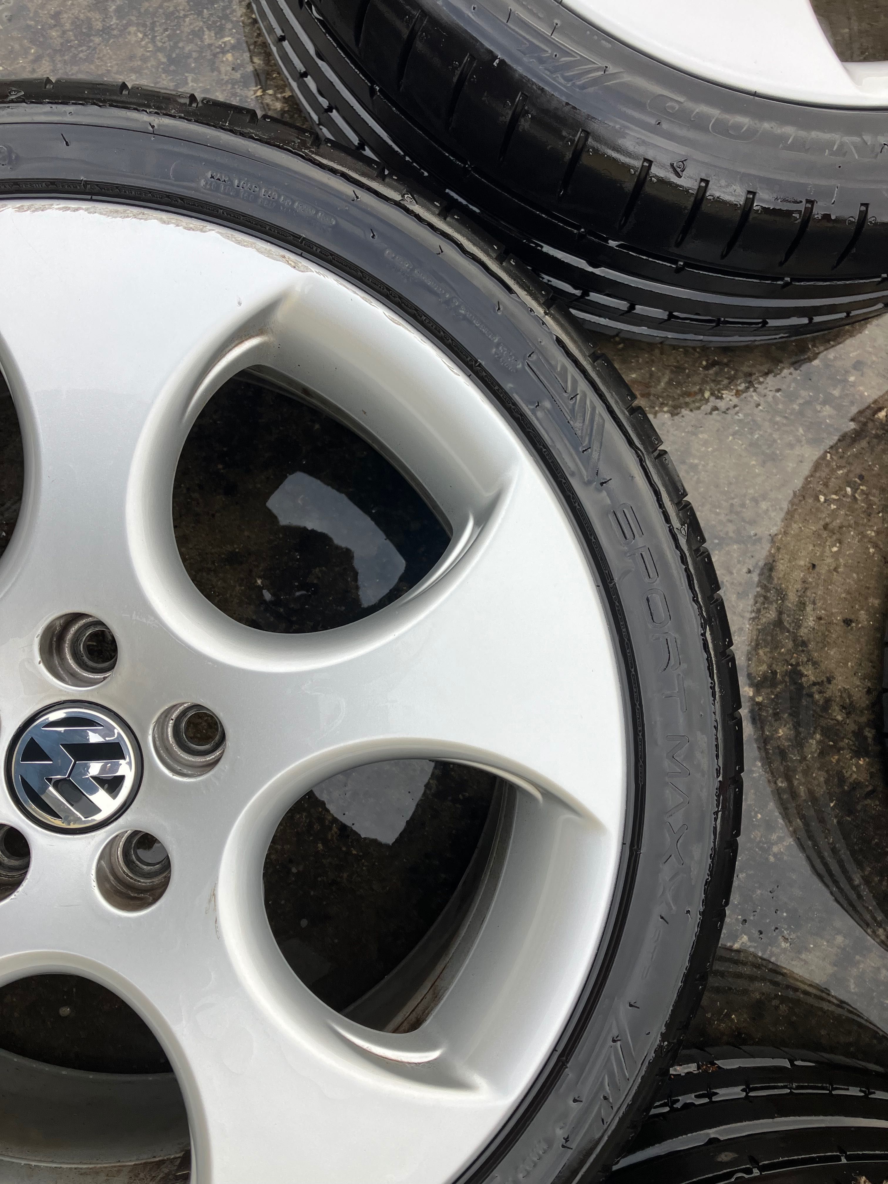 Продавам 4 бр Dunlop Sport Max 215/40/ZR17 с оригинални лети джанти