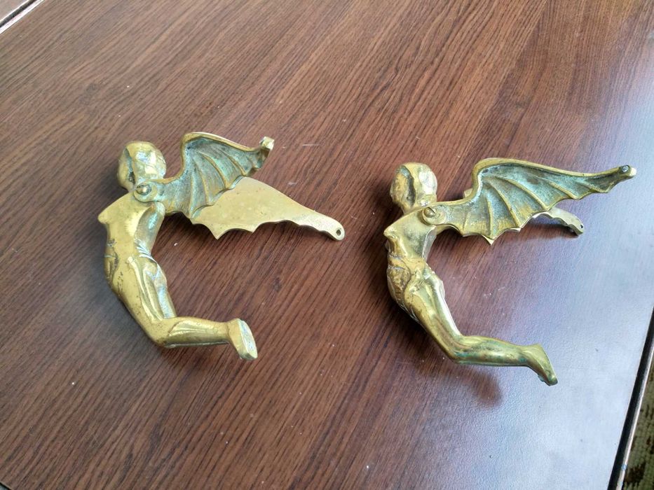 Масивни месингови фигури на ангели