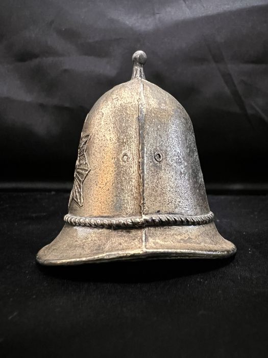 Clopotel in forma de casca politist