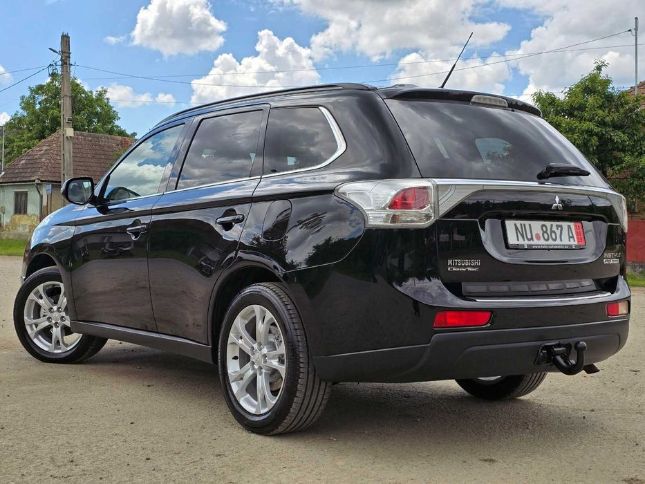 Mitsubishi Outlander ~ INSTYLE ~2 2 DI D ~ 150 CP ~ 7 Locuri ~ 4 x 4 ~