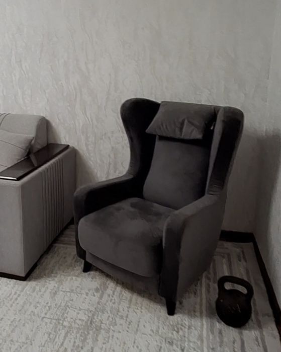 Срочно  продам ДВА КРЕСЛО