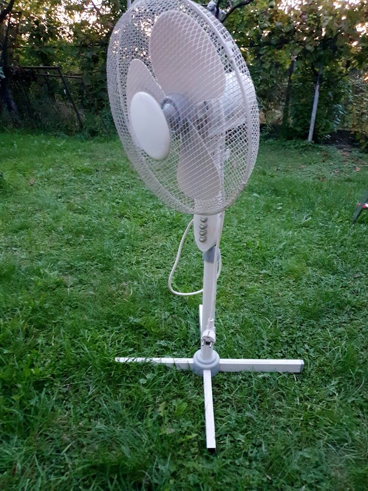 Ventilator aer ambiental alb pentru camera sau terasa.
este reg