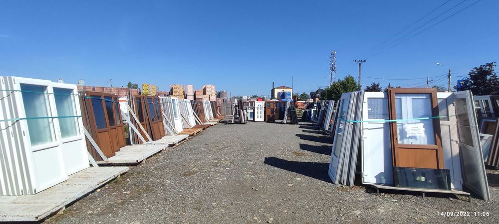 Uși cu panel decorativ