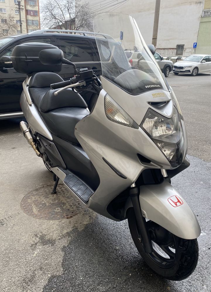 Maxiscuter Honda Silverwing 400, an 2006, acte la zi