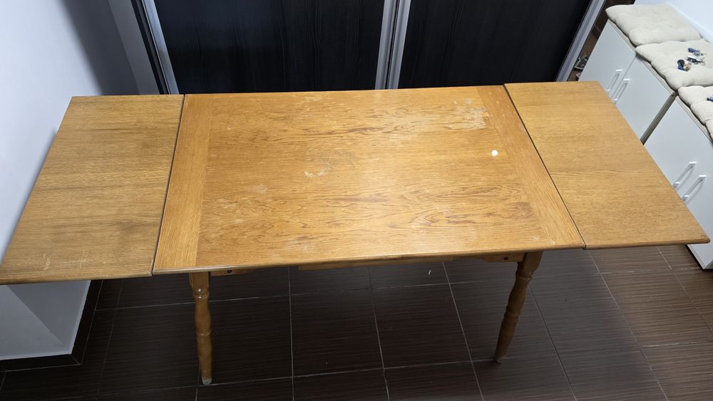 Masă extensibilă din lemn masiv de 6-8 persoane