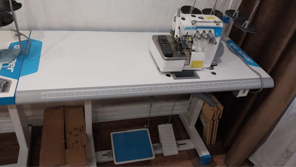 Продам оверлок JACK E3