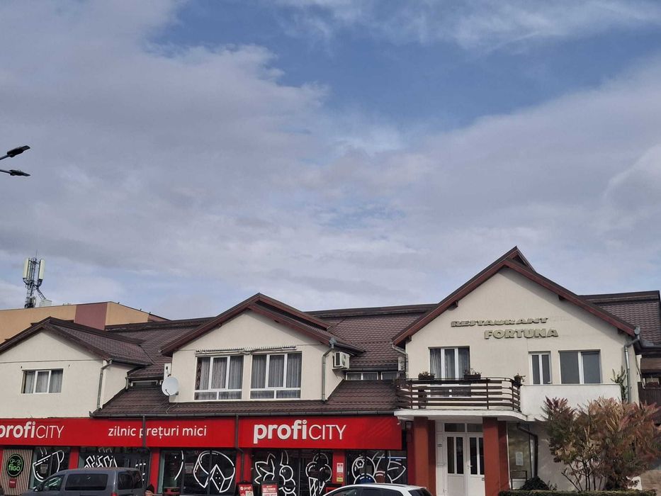 Cladire spatii comerciale de 1100 mp  si teren de 1500 mp