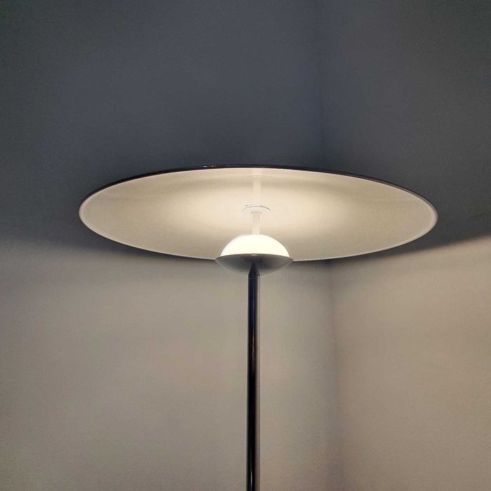Vând lampadar, lampă de podea verticală 150 cm.