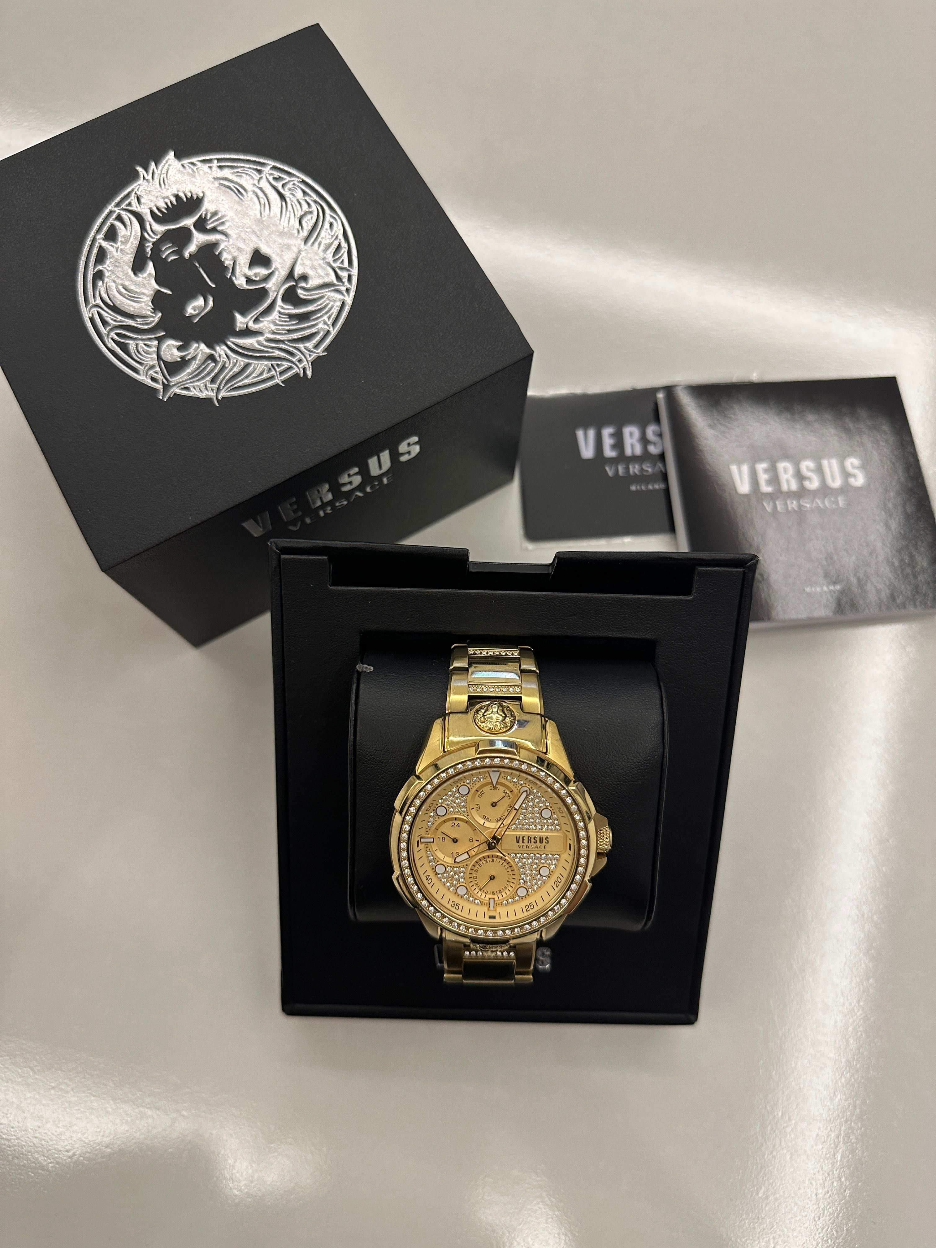 Оригинален часовник Versace с кристали!