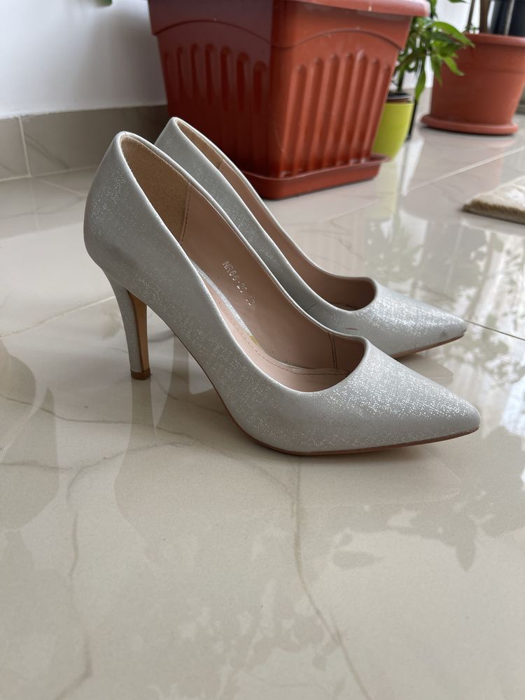 Pantofi eleganti cu toc