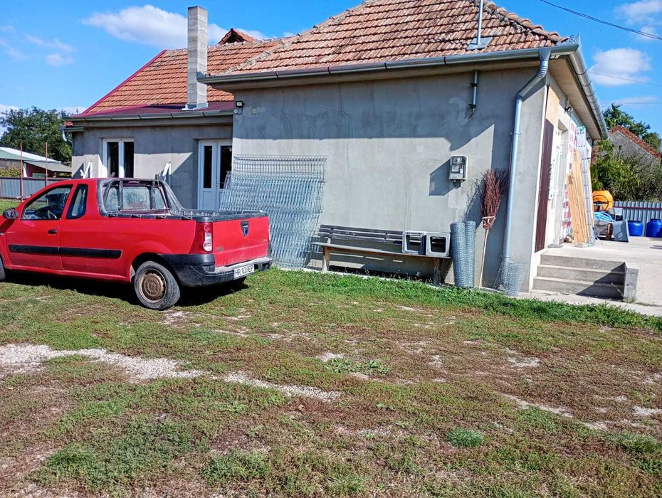 Vând casa la Roșiori