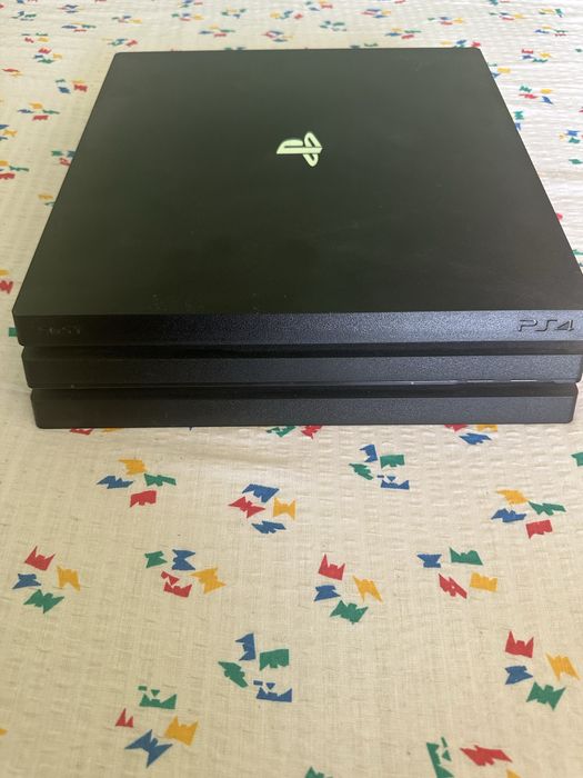 Vand ps4 pro utilizat 1Tb + 2 controlere