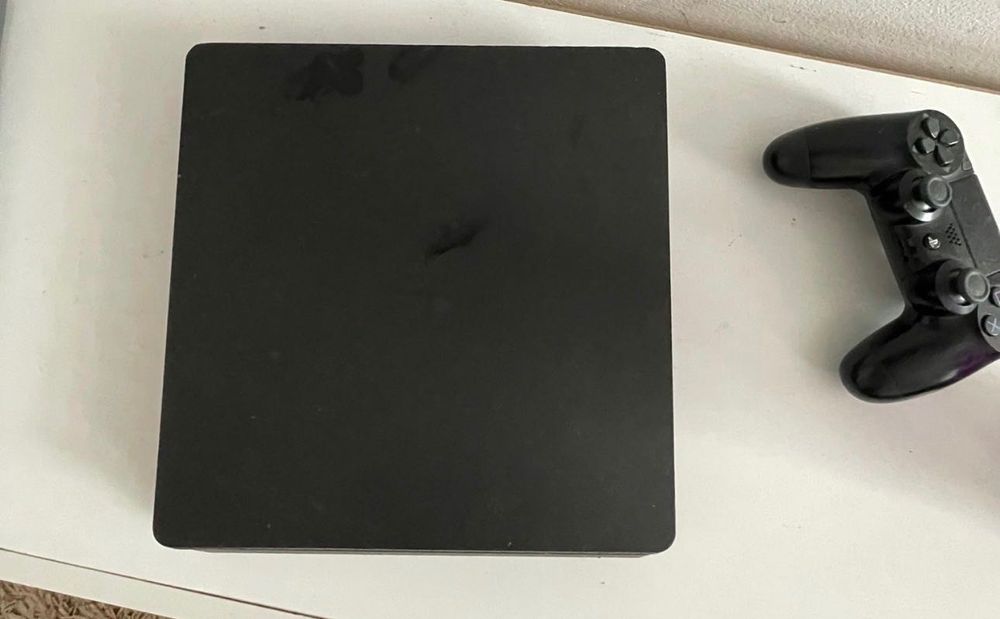 Vând Playsation 4 slim