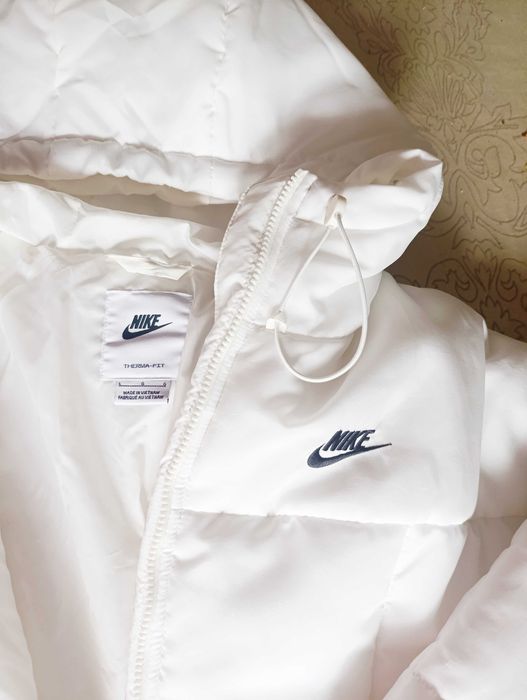Продавам дамско зимно яке Nike