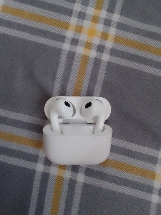 Продам наушники airpods 3
