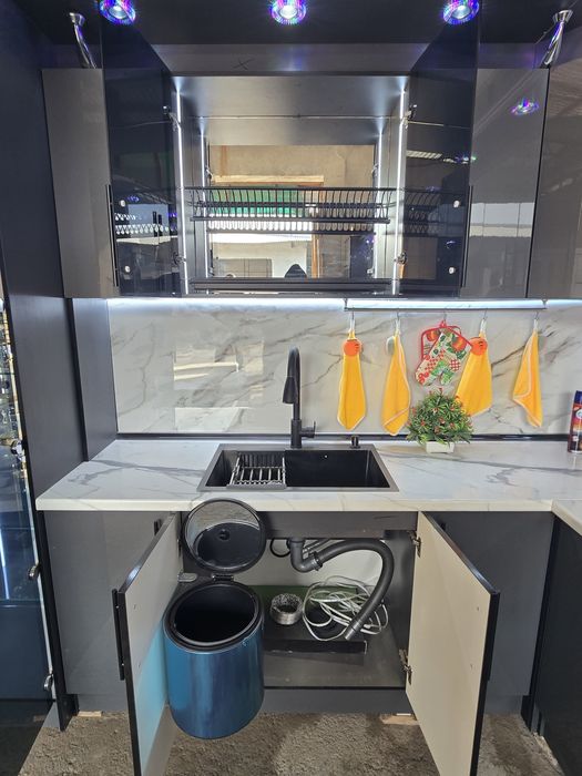 Кухня мебел  5×3 высота 2.40м